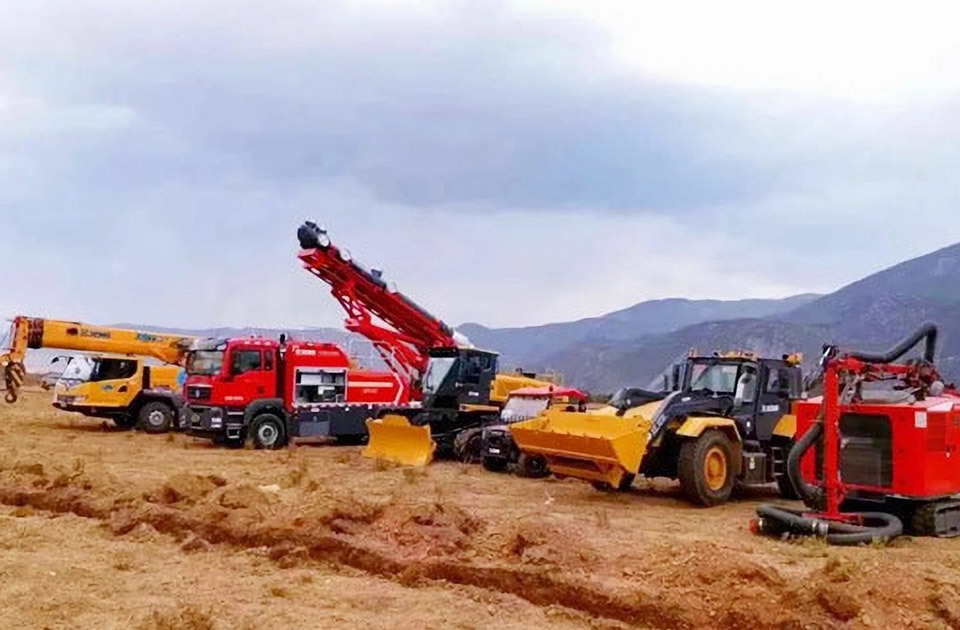 徐工參與空地聯(lián)合營救滅火、“孤島”救援、堰塞湖險情處置等實戰(zhàn)演練。