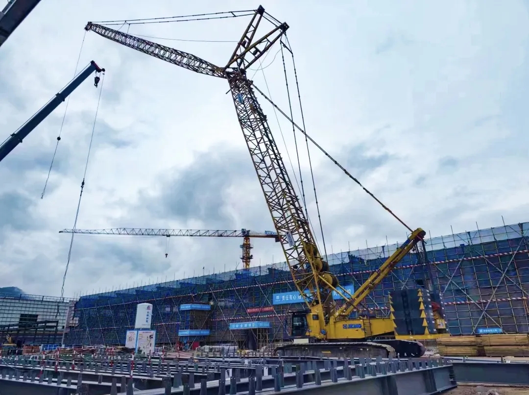 “鋼”鐵的意志！徐工XGC320履帶起重機(jī)參建大跨度鋼結(jié)構(gòu)工業(yè)廠房