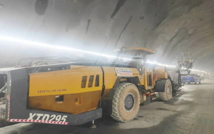 高壓高海拔！徐工鑿巖臺(tái)車(chē)挑戰(zhàn)高難度鐵路隧道