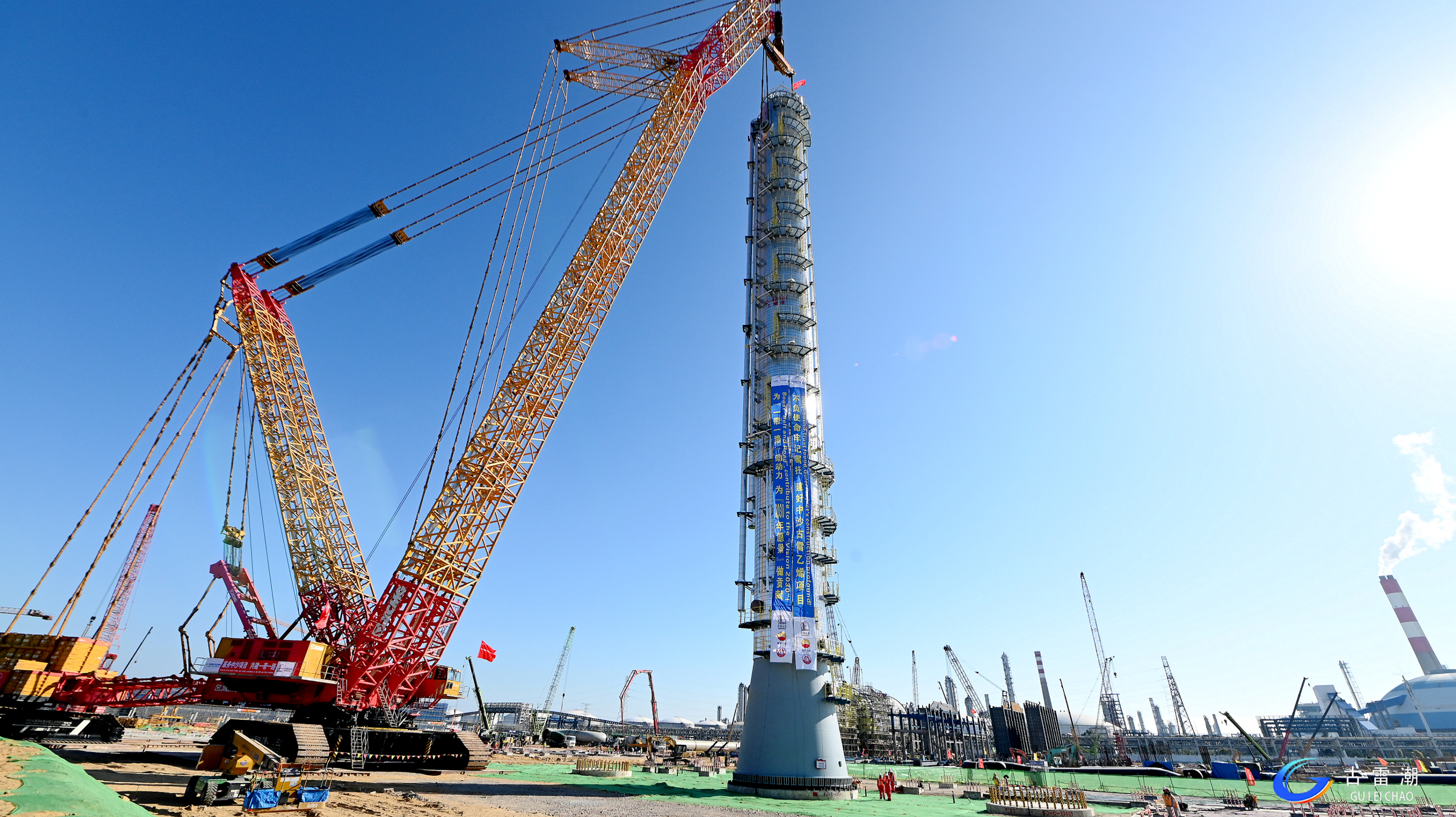 吊重1150噸！XGC88000助力大型石化項目首臺千噸級設(shè)備精準(zhǔn)就位