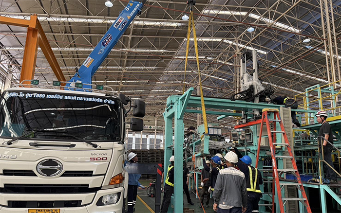 隨車吊界 “卷王” 現(xiàn)身東南亞廠房，一機(jī)頂十臺(tái)