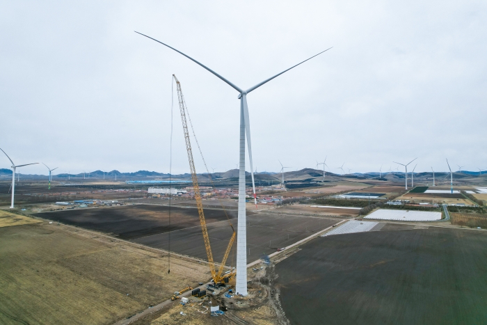 高空之巔，再鑄榮光！XLC18000M助力大型風(fēng)電場首臺185米風(fēng)機成功吊裝