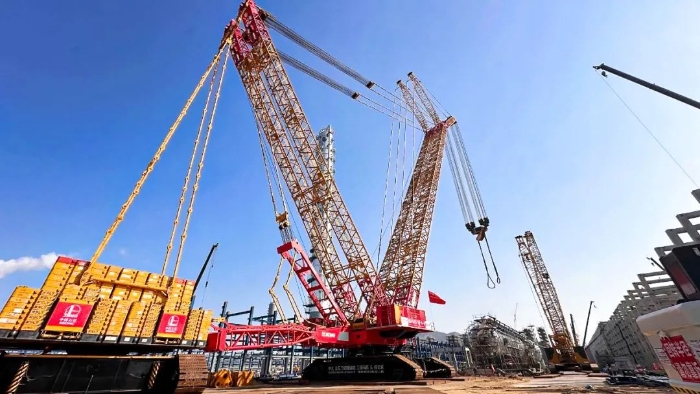 全球首臺問世的4000噸履帶式起重機，再創(chuàng)國內(nèi)吊裝新紀(jì)錄！