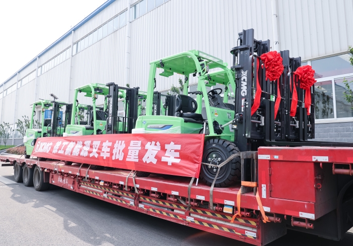 徐工鯤鵬系列電動平衡重叉車，再掀浦東貨運站高效物流新篇