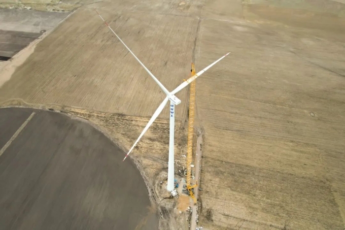 高空之巔，再鑄榮光！XLC18000M助力大型風(fēng)電場首臺185米風(fēng)機(jī)成功吊裝