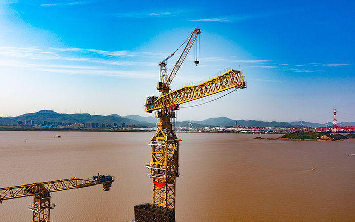 雙塔筑脊梁！徐工超大塔助建世界級大橋