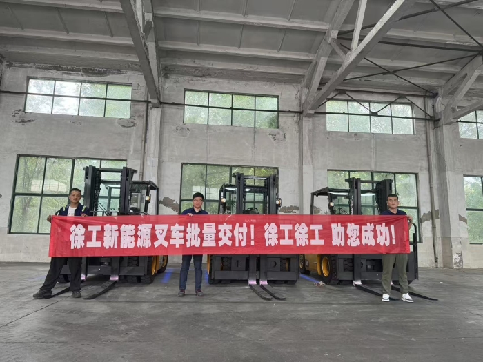 品質(zhì)與服務(wù)共拓市場(chǎng)新局！徐工孔雀叉車賦能冶金行業(yè)