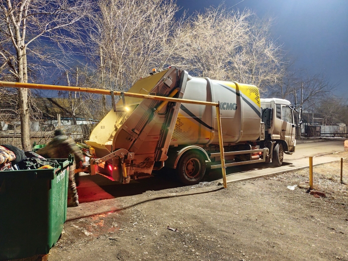 徐工后裝壓縮式垃圾車助力阿斯塔納：高效環(huán)保，助力城市清潔