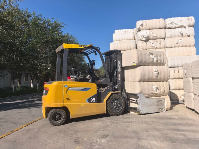 徐工鯤鵬電動叉車，賦能西北棉花產(chǎn)業(yè)高效運轉