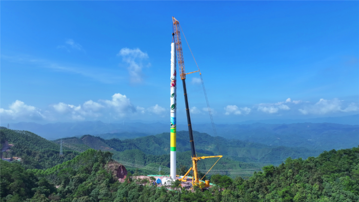 402噸重載轉(zhuǎn)場！全球第一吊“輕松駕馭”崎嶇山路