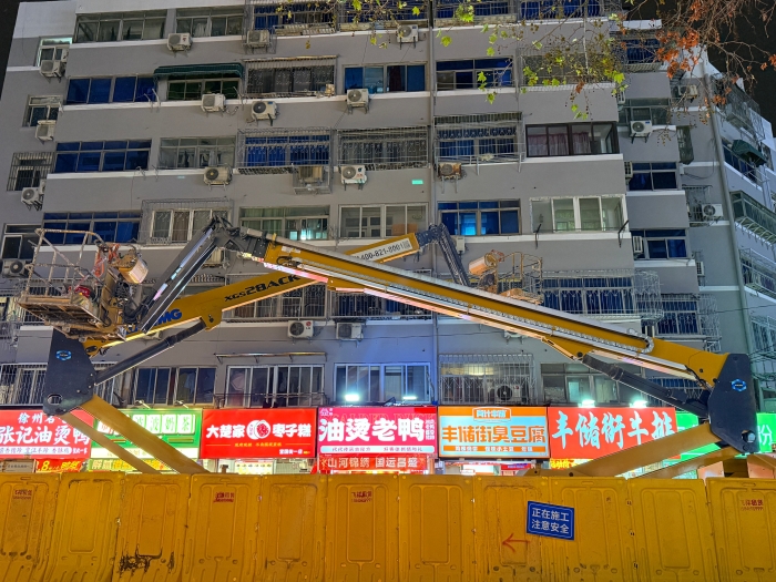 穿街過巷的“改造藝術(shù)家”！徐工電動(dòng)直臂高空作業(yè)平臺(tái)精準(zhǔn)施技豐儲(chǔ)街改造
