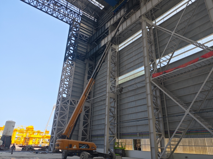 52米“巨臂”顯神通！徐工純電動(dòng)高空作業(yè)平臺(tái)高效攻堅(jiān)藍(lán)水海洋車間擴(kuò)建