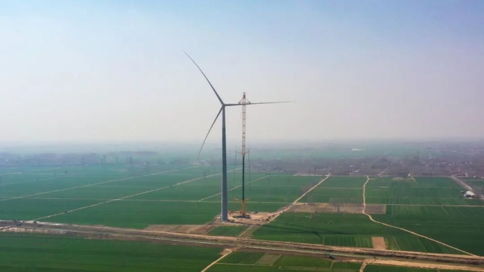 暴雨中橫走的 “鋼鐵巨獸”！徐工 4000 噸起重機撐起 160 米風電，這細節(jié)太硬核！