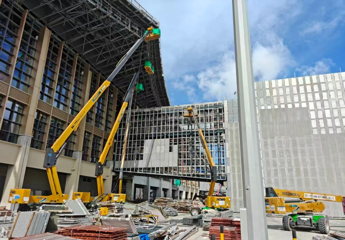 聯(lián)合作戰(zhàn)！徐工鋰電高機(jī)編隊(duì)亮相三亞機(jī)場(chǎng)