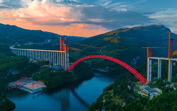 1834米，震撼合龍！ 徐工塔機(jī)助力中國再造世界級(jí)基建