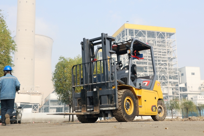 徐工叉車(chē)助力菏澤某電廠(chǎng) 高效搬運(yùn)保障能源供應(yīng)