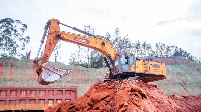 創(chuàng)新工藝破解施工難題 徐工大挖助力樂(lè)山園區(qū)高效建設(shè)
