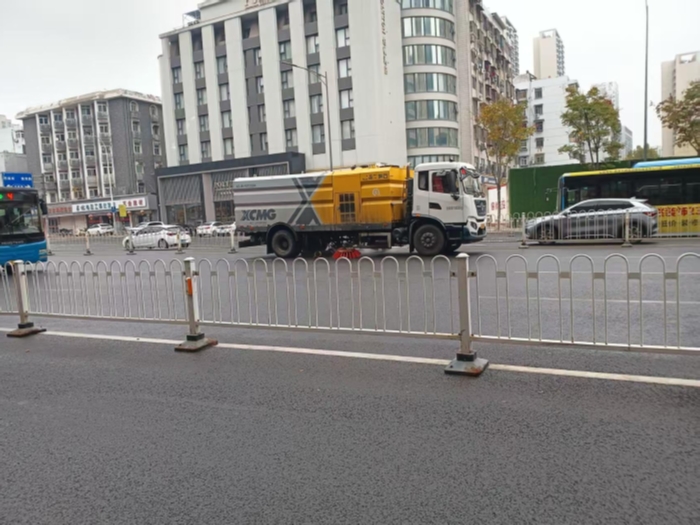 六年品質(zhì)見證硬核實力，徐工18噸洗掃車獲當?shù)乜蛻酎c贊！