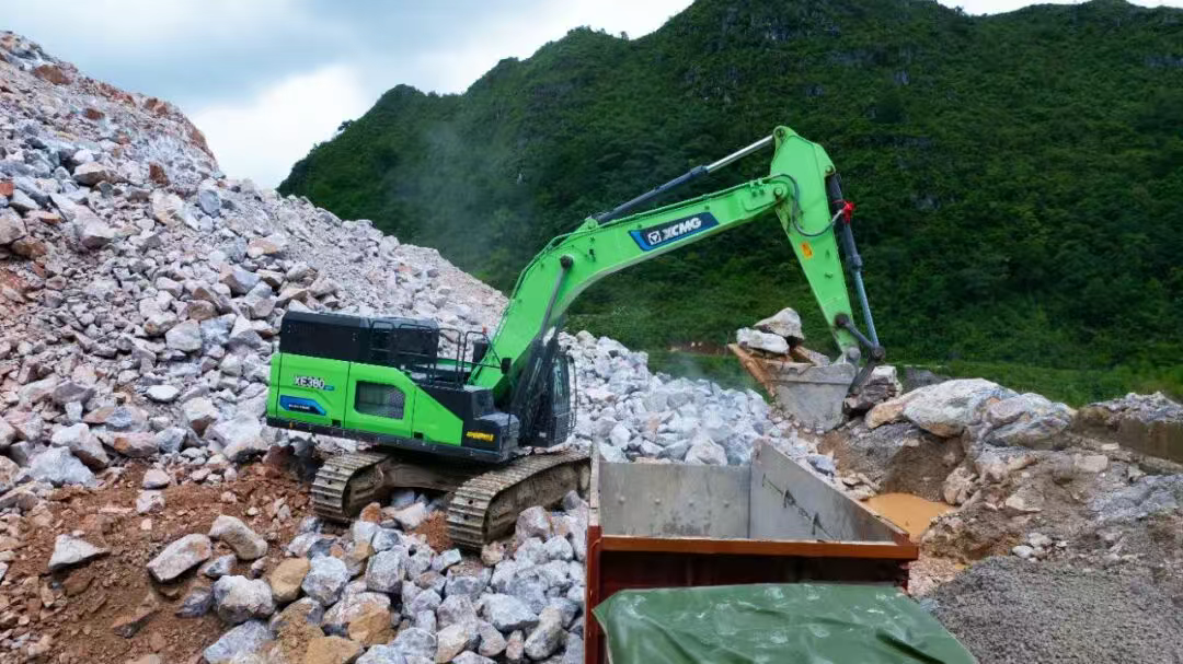 廣西“石料大戶(hù)”親測(cè)：徐工XE380EV電挖，年省六七成！