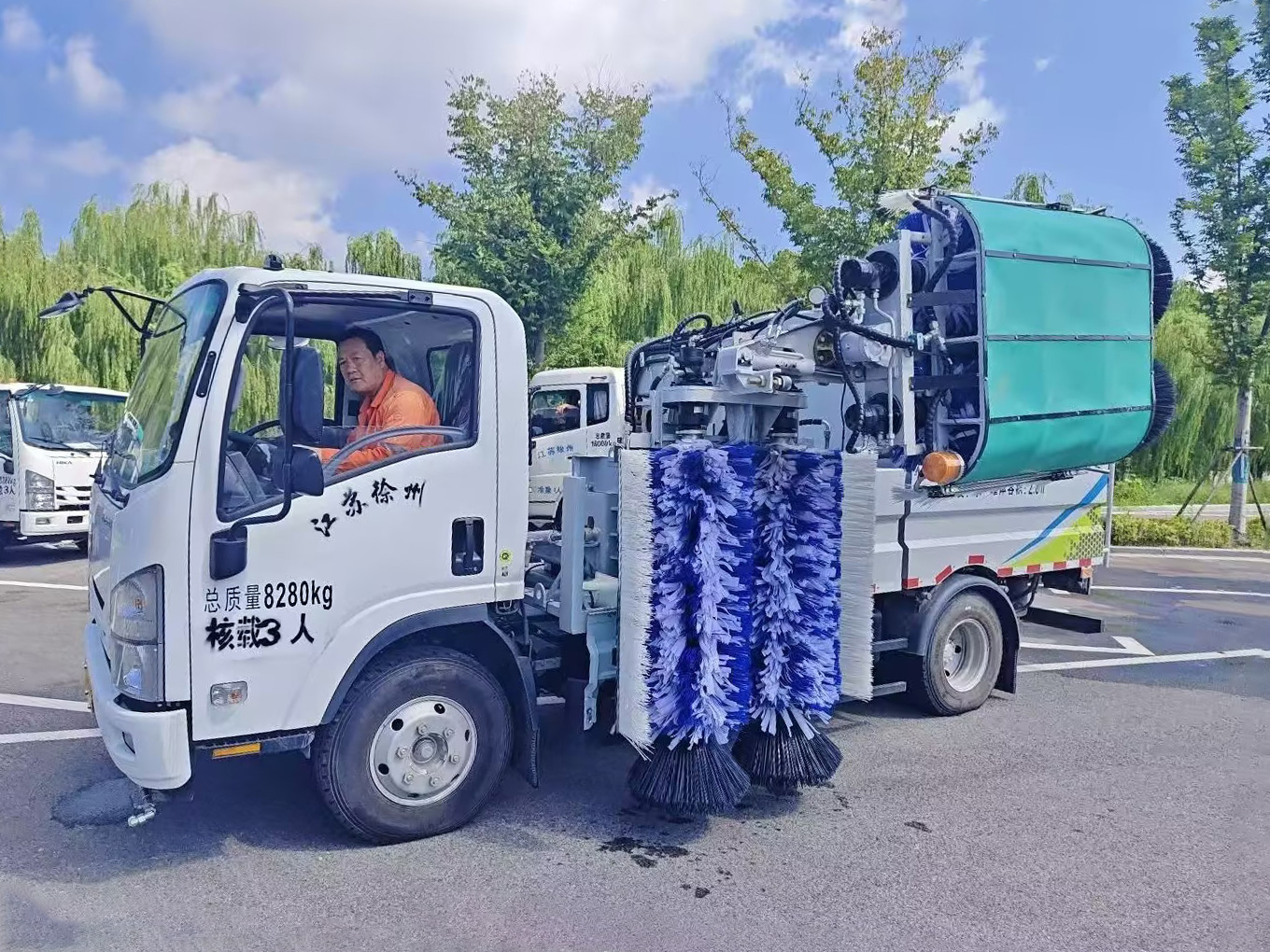 徐工護欄清洗車：智慧守護徐州經(jīng)開區(qū)的“城市美學(xué)”